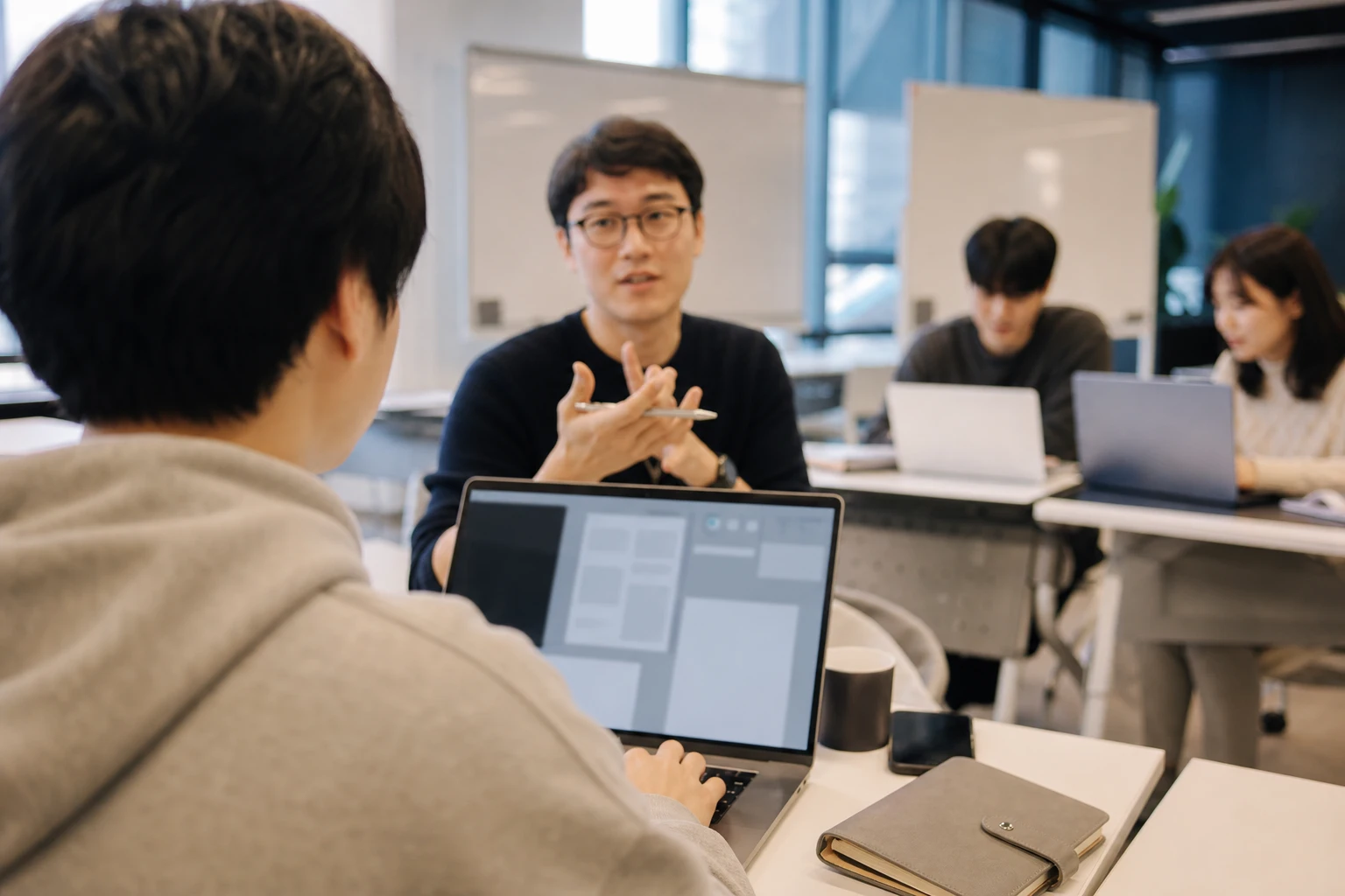 청년 창업 보증 신청 일정과 실행계획을 정리하는 현장
