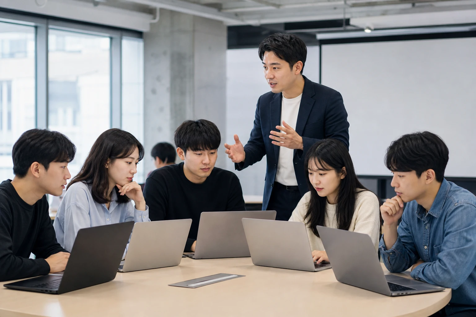 청년 창업 대출 조건과 준비자료를 검토하는 청년 창업가